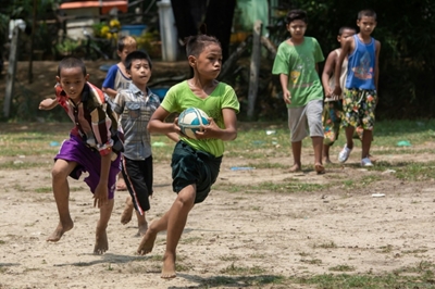 Dung and Dragons: Myanmar kids dodge cows to play rugby