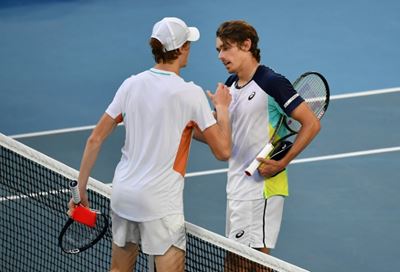 Sinner downs De Minaur to reach Australian Open last eight