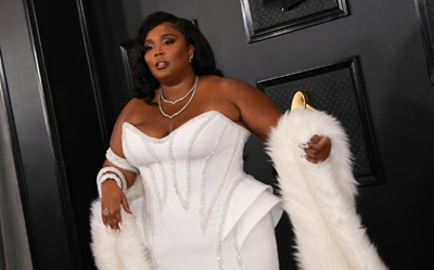 White-hot looks, strapless gowns and crazy nails at the Grammys