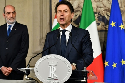 Italy plunges into political crisis 