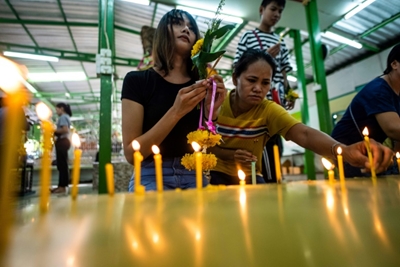 Thais pray to famed shrine to avoid military conscription