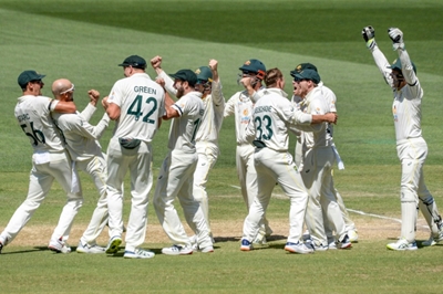 Battling England succumb as Australia clinch second Ashes Test 