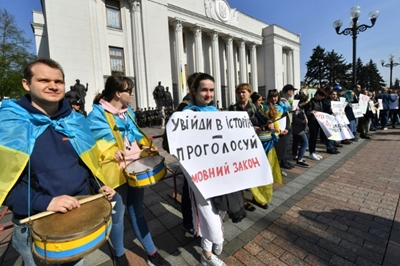 Kiev passes law strengthening Ukrainian language use