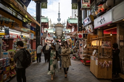 Japan to extend virus emergency as India posts record infections