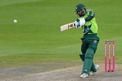 Hafeez, Babar power Pakistan to 195-4 against England in 2nd T20