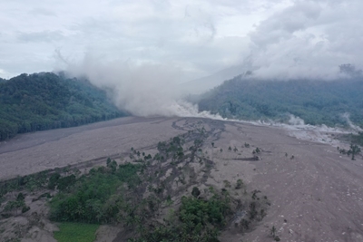 Indonesia volcano erupts again, rescue operations suspended