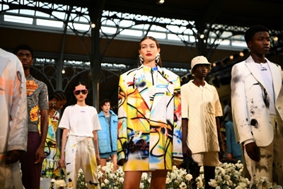 Abloh brings out stars for Off White Paris fashion show