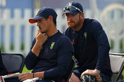 De Kock withdraws from South Africa team as players ordered to take knee
