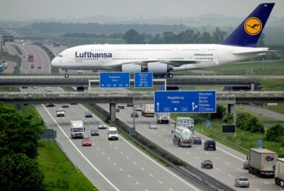 Lufthansa posts record annual loss, sees long recovery 