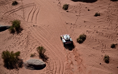Sainz takes Dakar lead after 33rd career stage win