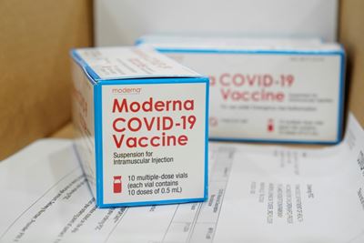 US administers first Moderna vaccines
