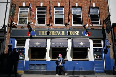 UK pubs try to avoid last orders as virus crisis deepens
