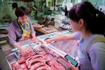 Swine fever sends China's pork prices, imports soaring