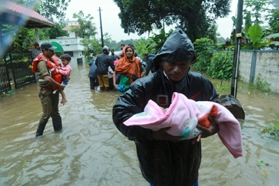 India warns of 'extremely grave' crisis as flood toll rises