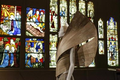 Tiaras but few tantrums at New York 'Heavenly Bodies'