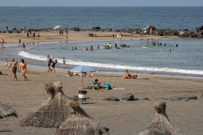 Two Spanish regions impose smoking ban to curb virus 