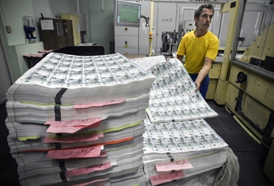 Russia steps in to support tumbling ruble