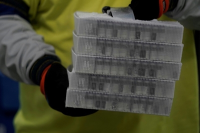New York nurse receives first Covid vaccine in US