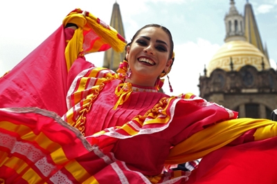 Nearly 900 Mexican performers set world record for folk dance