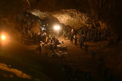 Children stuck in cave: Rains hamper rescue