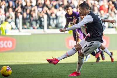 Ronaldo extends scoring streak to keep Juve ahead of Inter, Lazio
