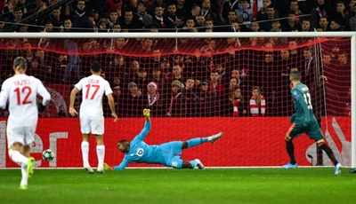 Quickfire Ajax on verge of Champions League last 16