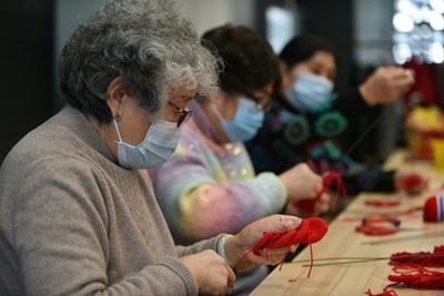 Shanghai grannies knit love and pride into Olympic bouquets 