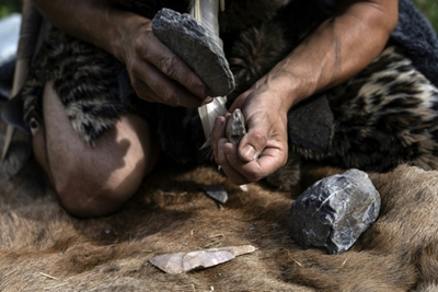 Modern cave man offers 'Neanderthal' survival courses in Italy 