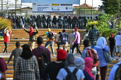 Honduran forces fire on students, 5 hurt: officials