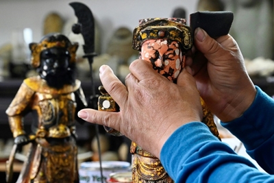 The Taiwanese sculptor giving discarded gods a home