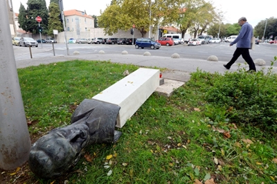Croatian man breaks leg while vandalising anti-fascist monument
