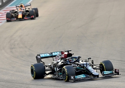 Hamilton leads at halfway in title-deciding Abu Dhabi GP