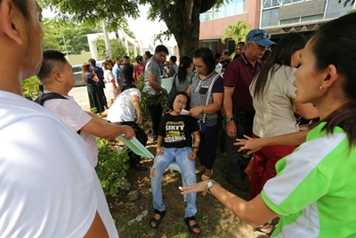 Strong quakes hit south Philippines, injuries reported