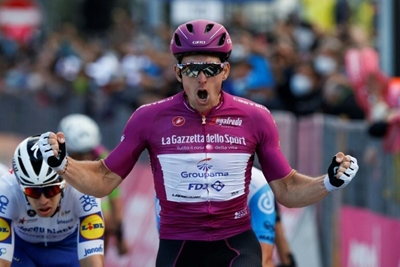 Sprint king Demare wins fourth Giro d'Italia stage, Almeida keeps race lead