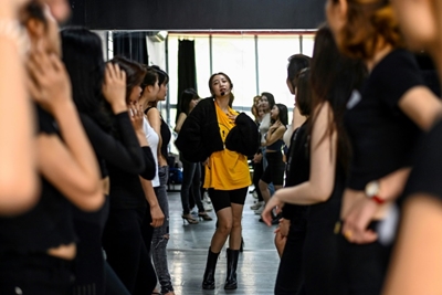 Instagram-ready: Vietnamese influencer teaches art of posing
