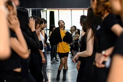 Instagram-ready: Vietnamese influencer teaches art of posing