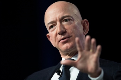 Bezos accuses Enquirer of 'blackmail' over intimate photos
