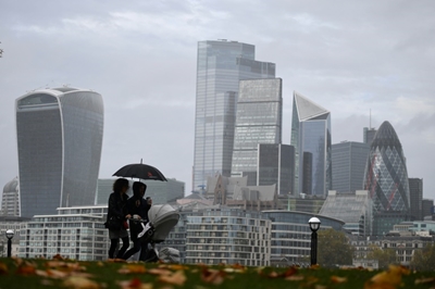 UK economy advances despite lockdown, as trade picture improves