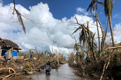 Troops race to deliver aid to Philippine typhoon survivors 