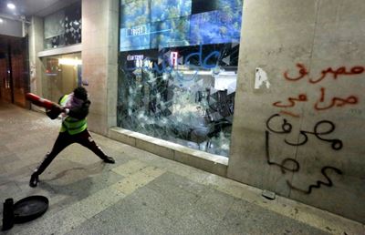 Lebanon banks in tatters after angry night-time demos 