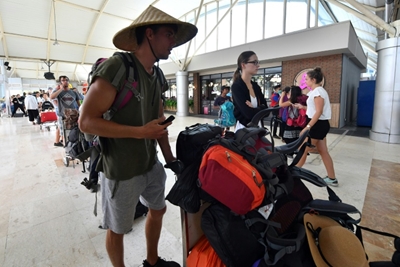 1,200 tourists being evacuated from Indonesia quake islands: disaster agency 