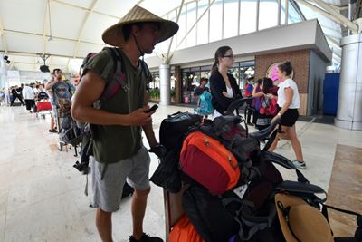 1,200 tourists being evacuated from Indonesia quake islands: disaster agency 