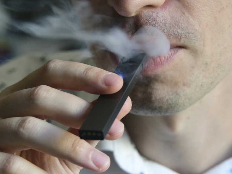 elfbar nachfüll pod läuft aus E-cigarette | Characteristics, Safety Issues, & Regulation