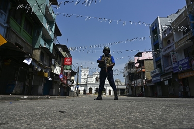 Sri Lanka troops join hunt for bombing suspects 