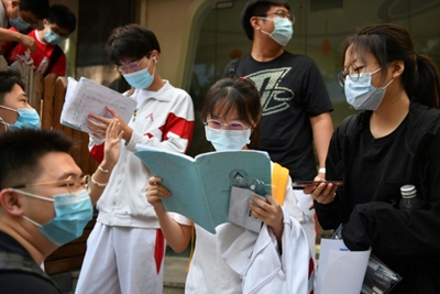 Chinese students take college exam after virus delay