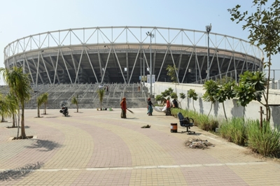 Crowd pressure for England at world's biggest cricket stadium