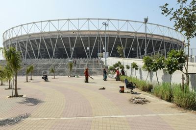 Crowd pressure for England at world's biggest cricket stadium