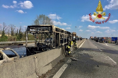 Italy driver hijacks, torches school bus 