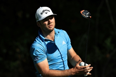 Burns grabs PGA lead at Riviera with closing birdie binge