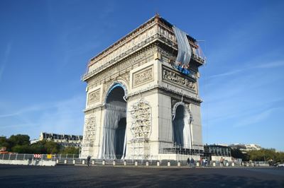 Wrapping of Arc de Triomphe begins in Christo tribute